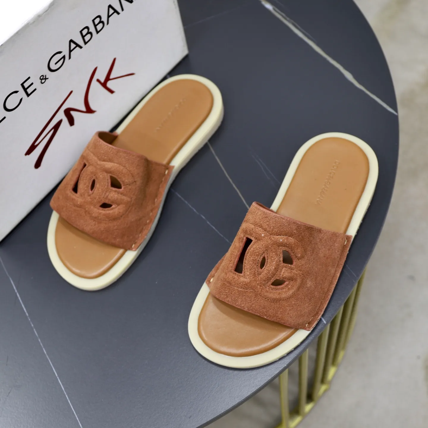 Ex-factory price: 340💰🙅‍♂️🙅‍♂️🙅‍♂️ Brand: DG Standard code: 38-44 (45 customized) Grade: Same as the official website Material: Original leather design Original lightweight wear-resistant molded outsole Style category: Men's fashion sandals Distinguished luxury brand elements Top luxury Color: Actual picture color